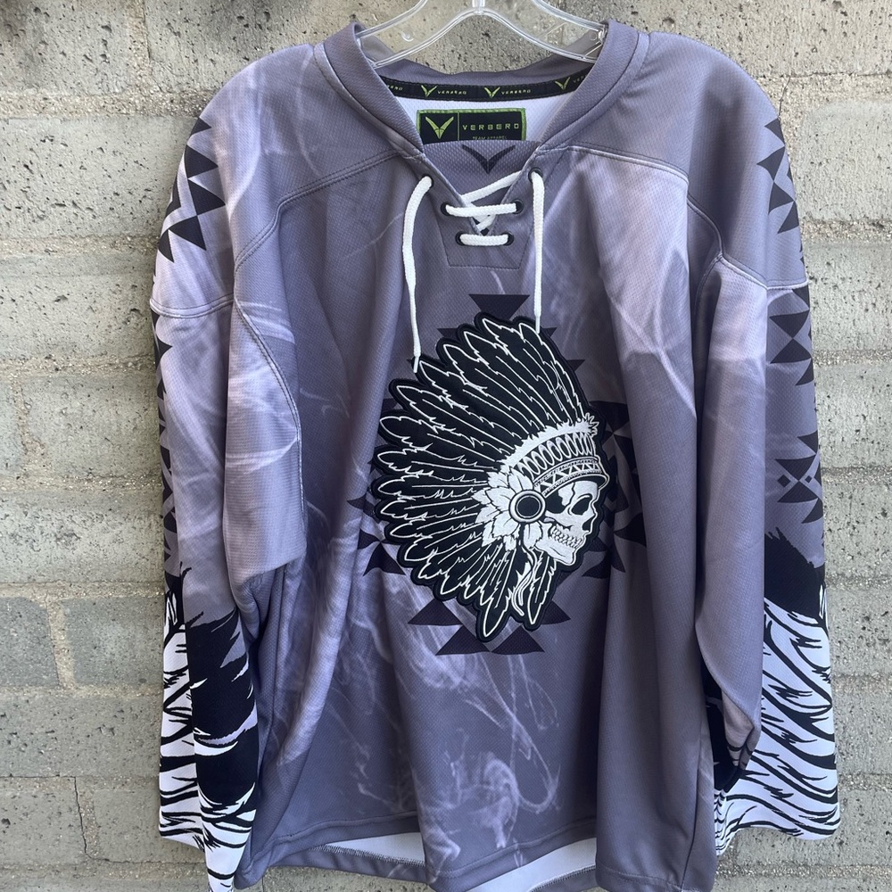 Verbero AP Indian Chief Skull Logo Hockey Jersey Black White Grey Size Medium